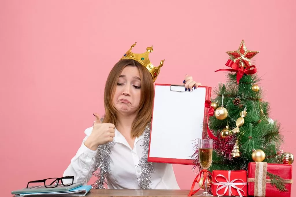 woman holding a black note book for her new years resolution list